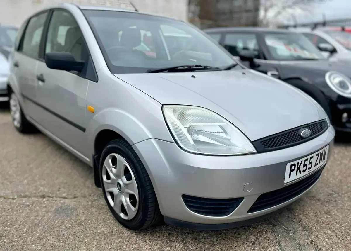 Usado Ford Fiesta Style 75 HP (55 kW) 2005 Prateado Citadino