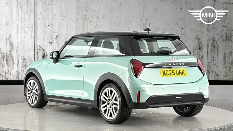 Usado Mini Cooper Hatch 113 kW (154 HP) 2025 Verde Citadino