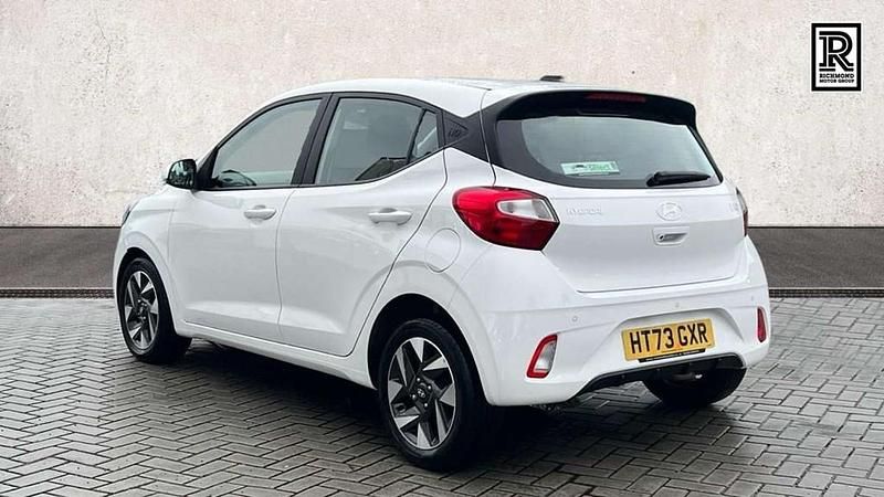 Used Hyundai i10 Advanced 65 HP (47 kW) 2023 White Hatchback