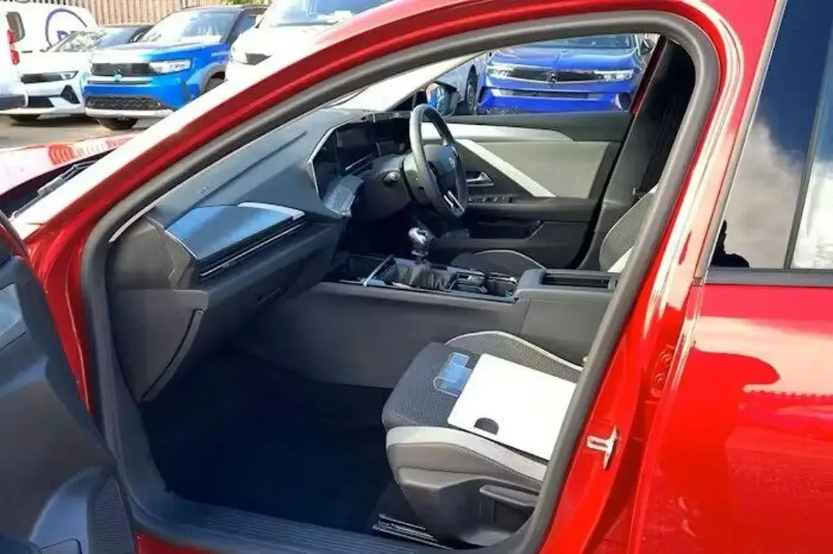 Used Vauxhall Astra Design Edition 130 HP (95 kW) 2023 Red Hatchback