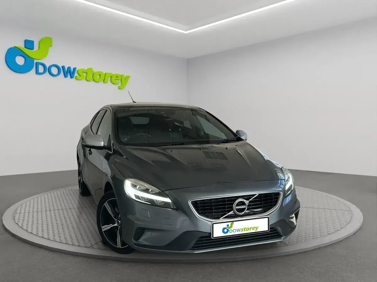 Used Volvo V40 R-Design 122 HP (89 kW) 2018 Hatchback