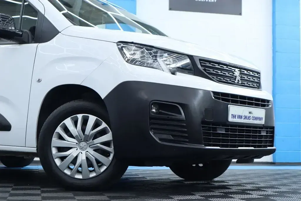 Used Peugeot Partner Premium 131 HP (96 kW) 2022 White MPV