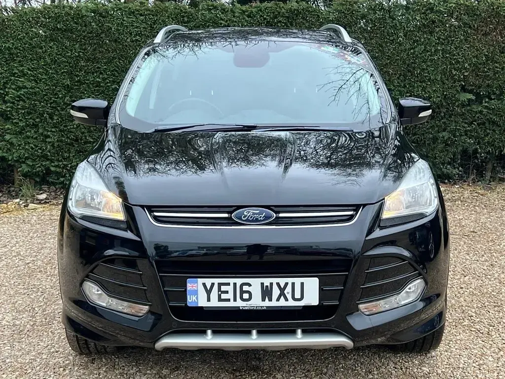 Usado Ford Kuga Sport 180 CV (132 kW) 2016 Negro SUV