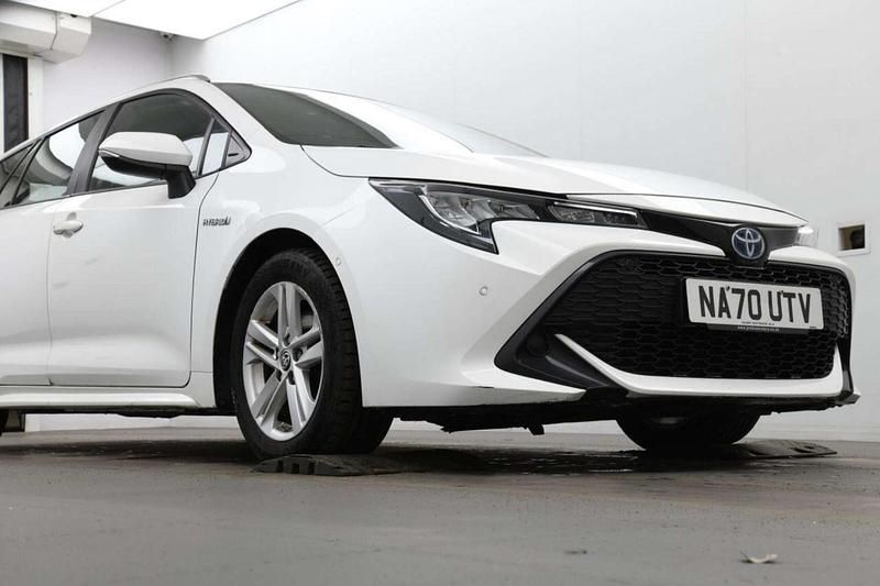 Used Toyota Corolla 122 HP (89 kW) 2020 White Estate