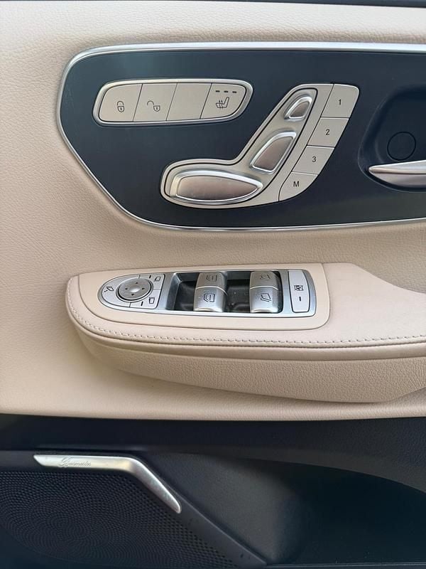 Used Mercedes V250 2018 Red MPV