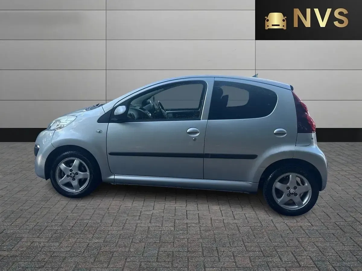 Used Peugeot 107 Allure 68 HP (50 kW) 2013 Silver Hatchback