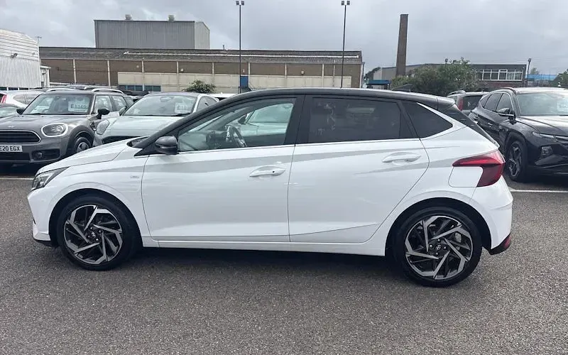 Used Hyundai i20 Ultimate 101 HP (74 kW) 2023 White Hatchback