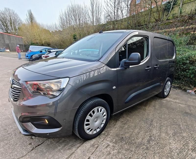 Second-hand Vauxhall Combo Sportive 100 CP (73 kW) 2020 Gri Monovolum