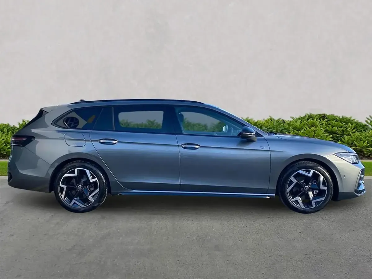 Usado VW Passat R-line 150 HP (110 kW) 2025 Cinzento Carrinha