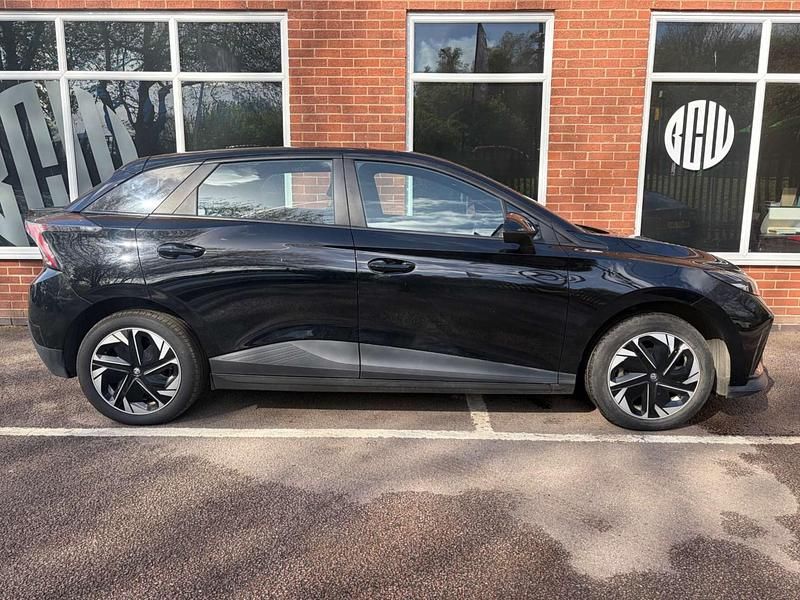 Begagnad MG MG4 EV SE 319 kW (435 HK) 2023 Svart Halvkombi