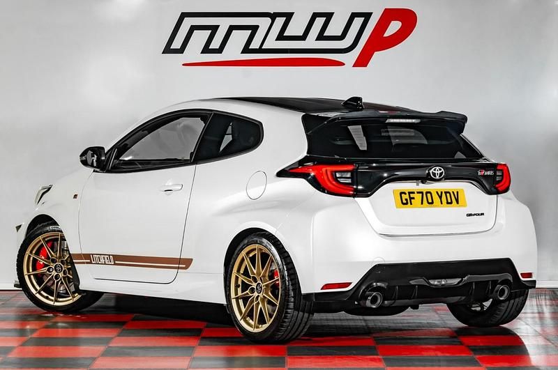 Used Toyota Yaris 310 HP (228 kW) 2021 White Hatchback