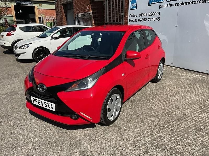 Begagnad Toyota Aygo X-play 2015 Röd Halvkombi