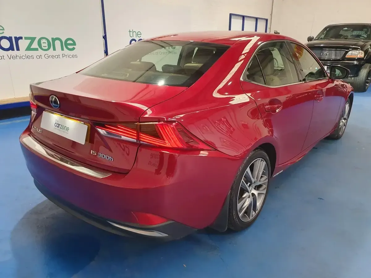 Usado Lexus IS300h 223 CV (164 kW) 2017 Rojo Berlina
