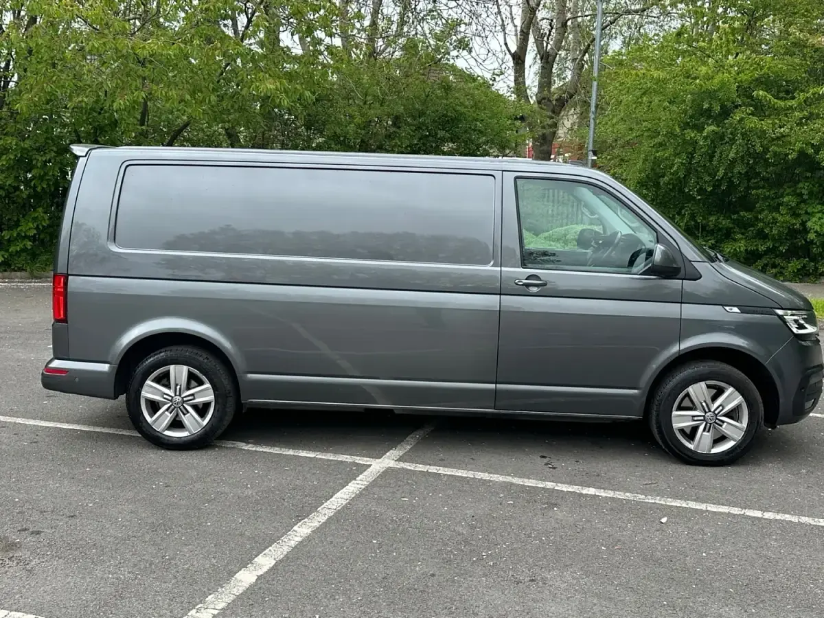 Second-hand VW Transporter Highline 204 CP (150 kW) 2023 Gri Van