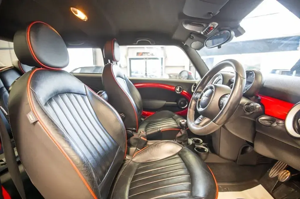 Usado Mini John Cooper Works Hatch 211 CV (155 kW) 2011 Negro Utilitario