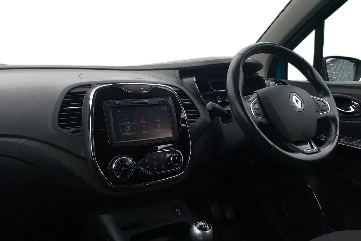 Used Renault Captur Dynamique 110 HP (80 kW) 2017 Blue/cream SUV