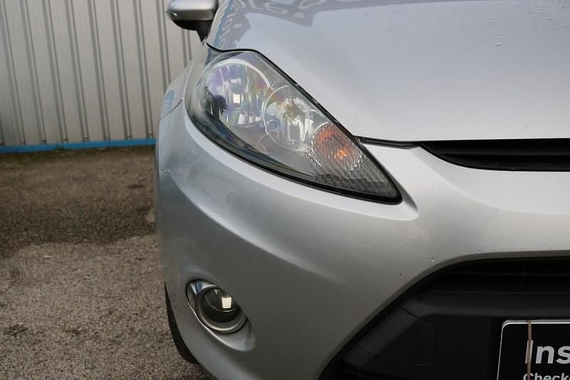 Used Ford Fiesta 70 HP (51 kW) 2012 Silver Hatchback