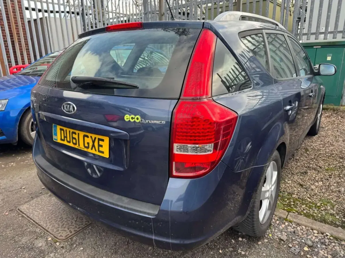 Begagnad Kia Ceed 2011 Blå Halvkombi