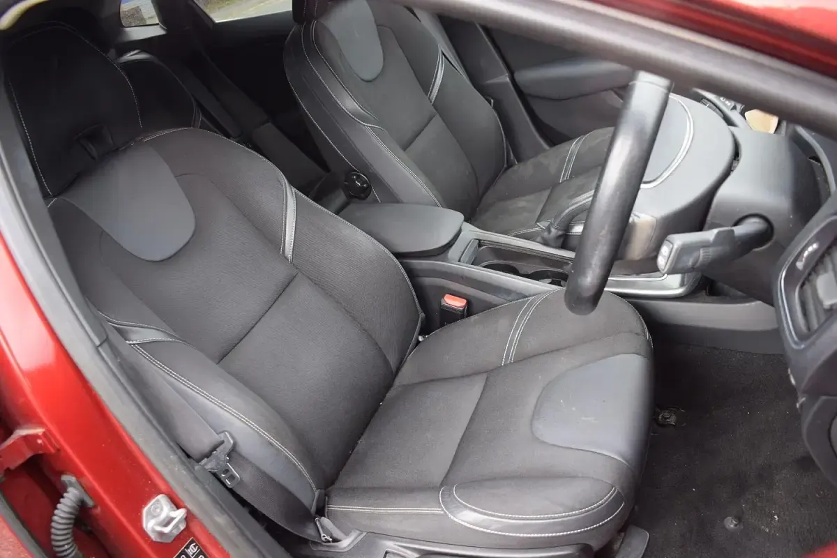Used Volvo V40 SE 115 HP (84 kW) 2014 Red Hatchback
