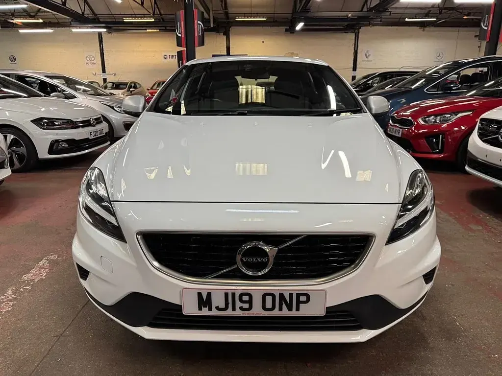 Käytetty Volvo V40 R-Design 122 HP (89 kW) 2019 Viistoperä