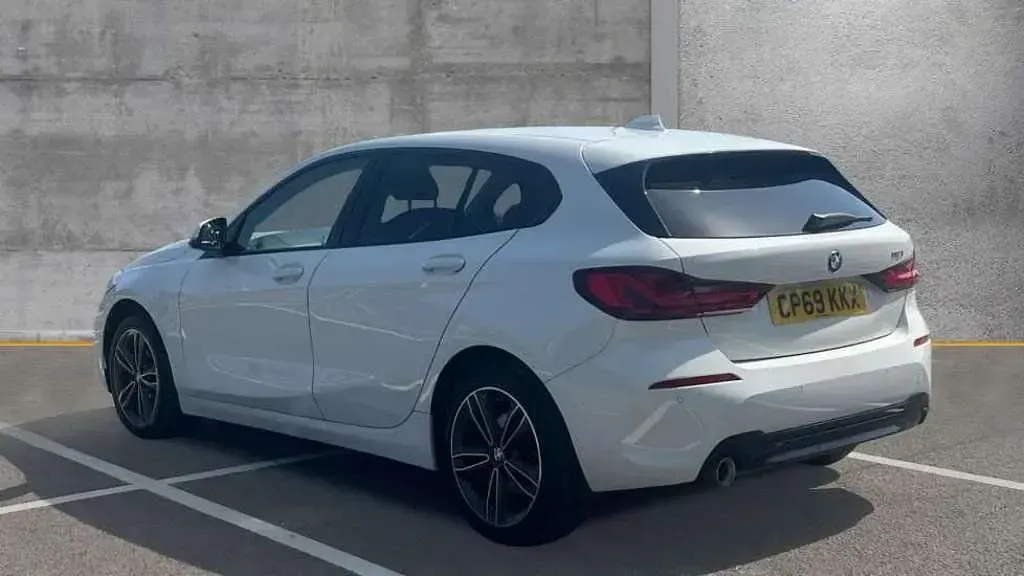Used BMW 118 Sport Line 140 HP (102 kW) 2020 White Hatchback
