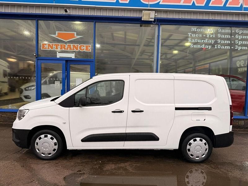 Used Vauxhall Combo 100 HP (73 kW) 2021 White Van