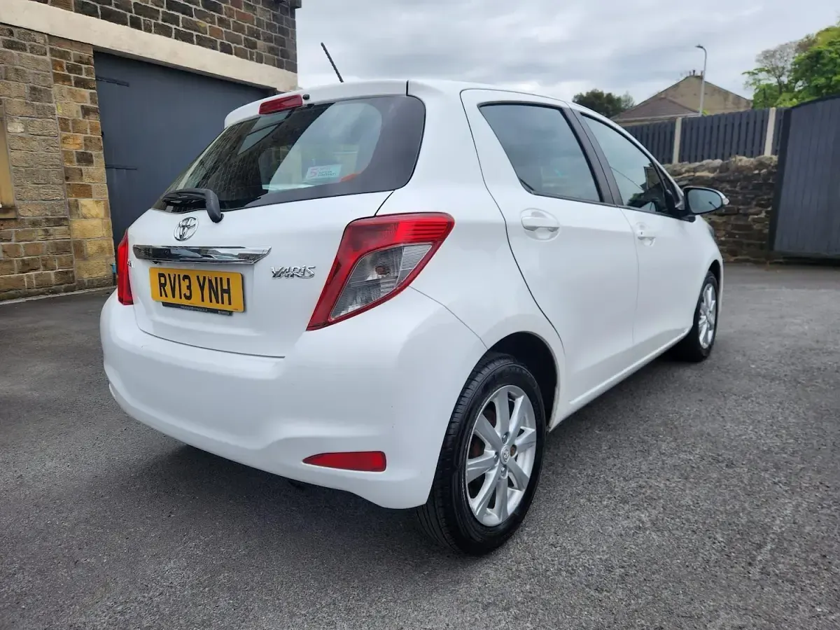 Begagnad Toyota Yaris 101 HK (74 kW) 2013 Vit Halvkombi