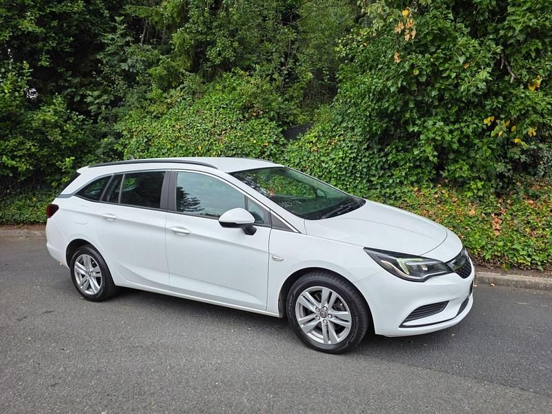 Used Vauxhall Astra 2019 White Estate