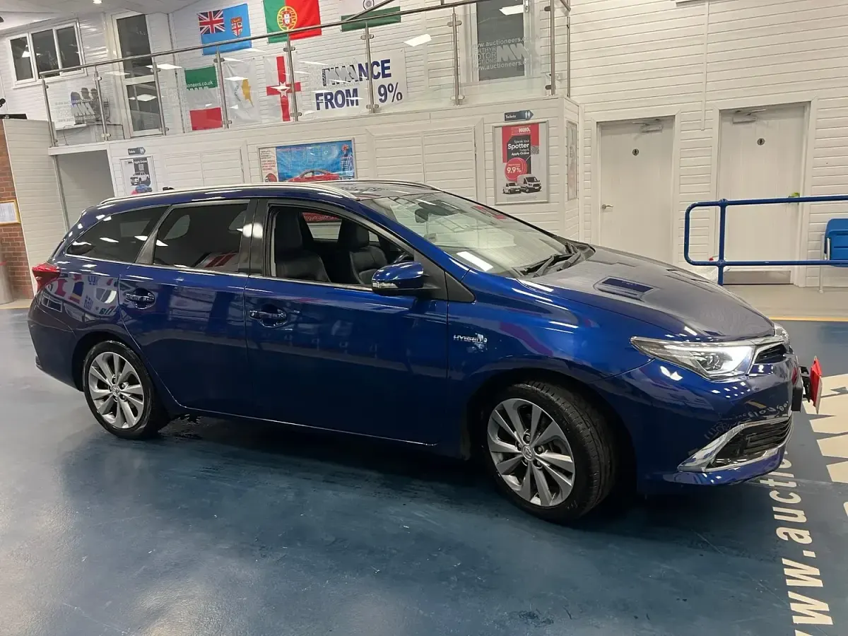 Used Toyota Auris Hybrid 136 HP (100 kW) 2018 Blue Estate