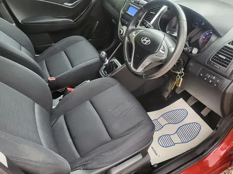 Used Hyundai ix20 Style 89 HP (65 kW) 2011 Red Hatchback