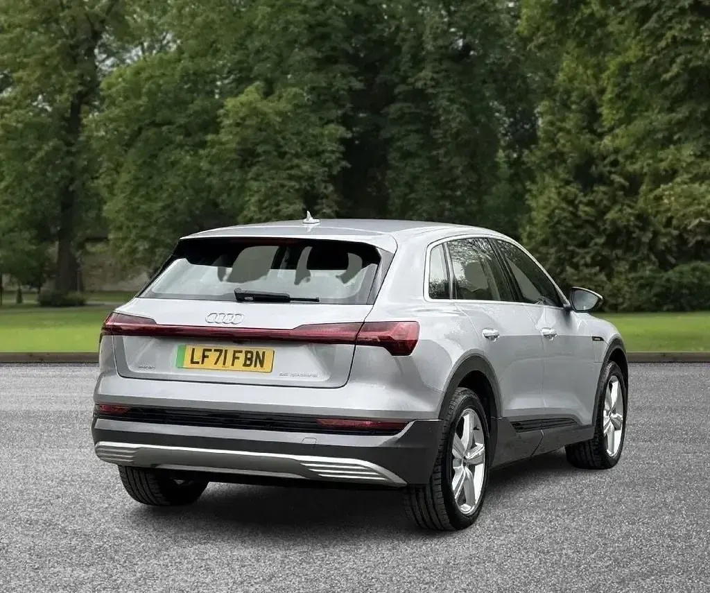 Używany Audi e-tron Design 300 kW (408 KM) 2021 Srebrny SUV
