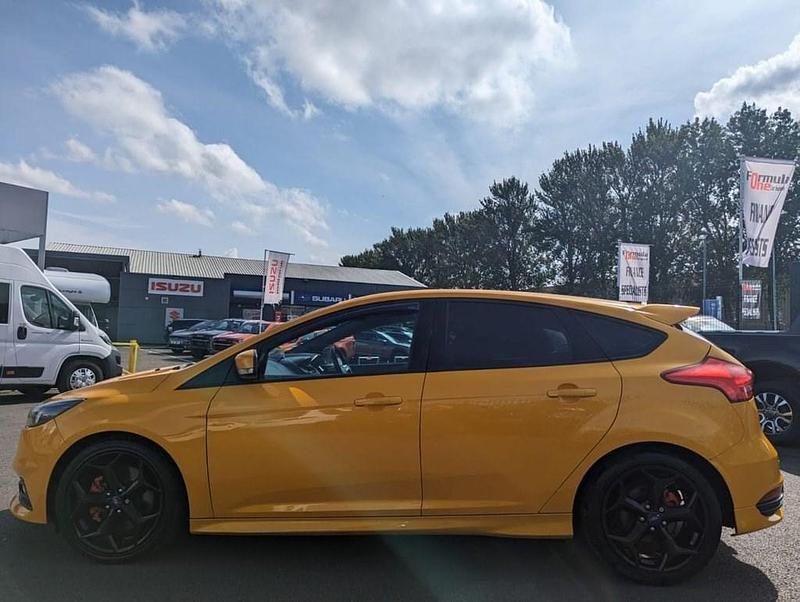 Used Ford Focus ST 185 HP (136 kW) 2015 Yellow Hatchback