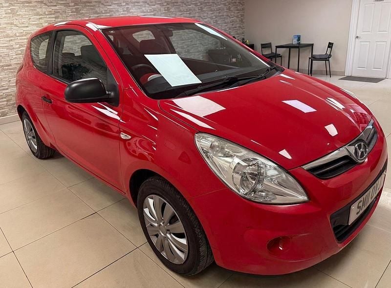 Used Hyundai i20 Classic 77 HP (56 kW) 2011 Red Hatchback
