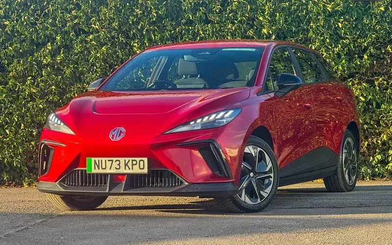 Usado MG MG4 EV SE 125 kW (170 HP) 2023 Vermelho Citadino