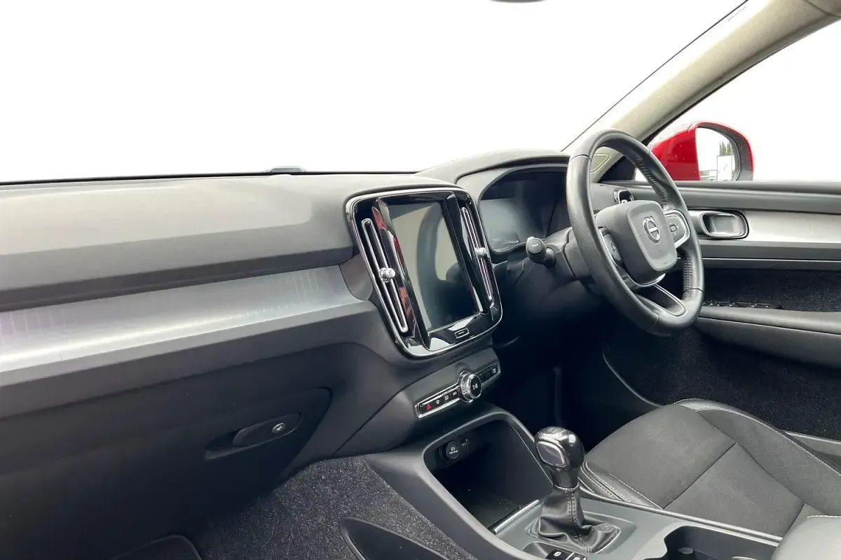 Used Volvo XC40 Momentum 163 HP (119 kW) 2020 725 fusion red SUV