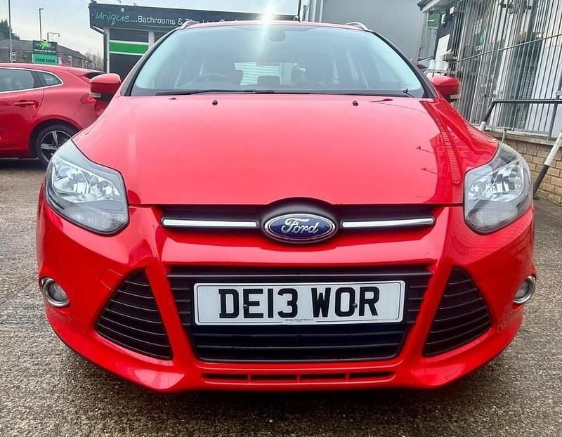 Used Ford Focus Zetec 105 HP (77 kW) 2013 Red Estate