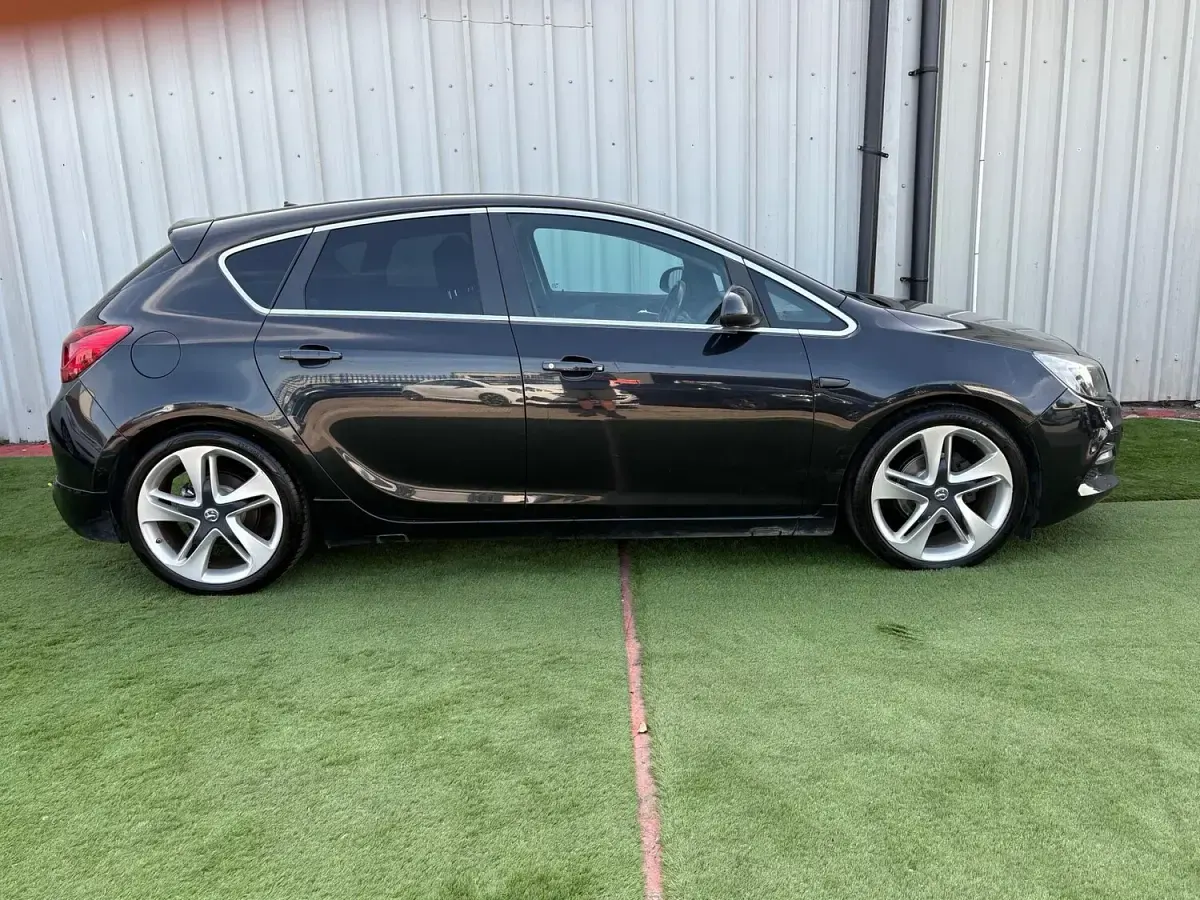 Used Vauxhall Astra Edition 140 HP (102 kW) 2015 Black Hatchback