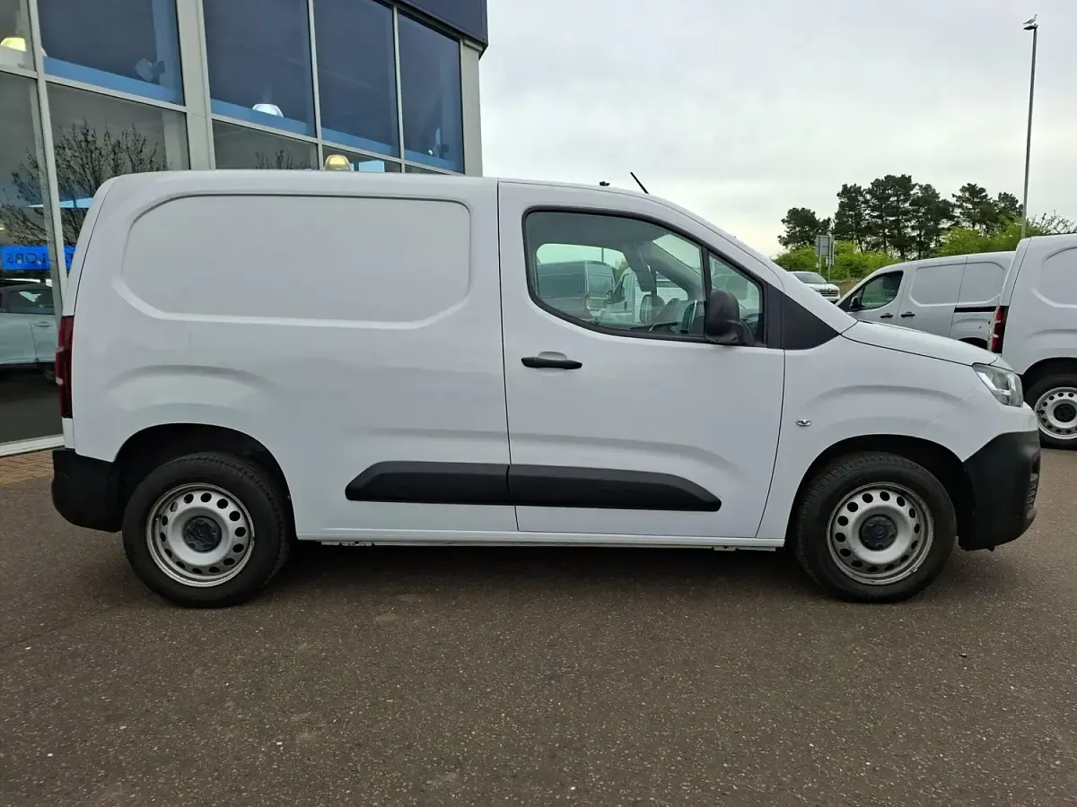 Used Citroën Berlingo 100 HP (73 kW) 2023 White MPV