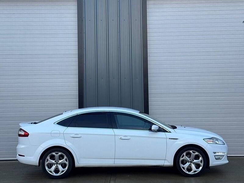 Used Ford Mondeo Titanium 163 HP (119 kW) 2012 White Hatchback