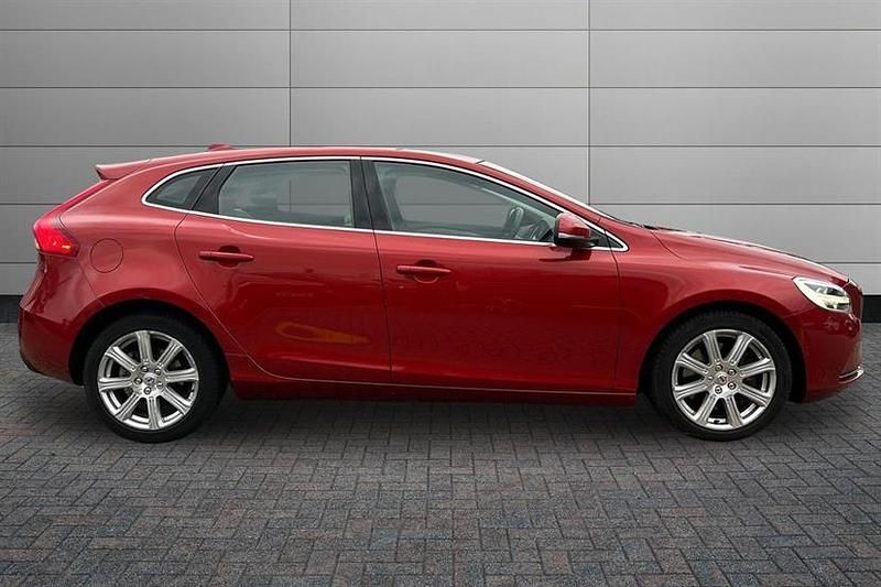 Used Volvo V40 Inscription 152 HP (111 kW) 2019 Red Hatchback