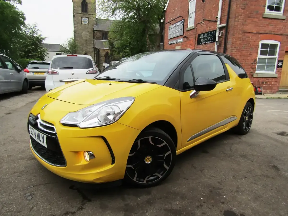 Usado Citroën DS3 110 CV (80 kW) 2014 Amarillo Utilitario