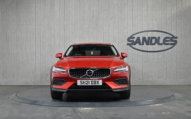 Used Volvo V60 CC 250 HP (183 kW) 2021 Red Estate