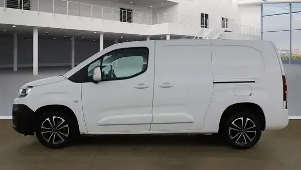 Used Citroën Berlingo Start 130 HP (95 kW) 2019 White MPV