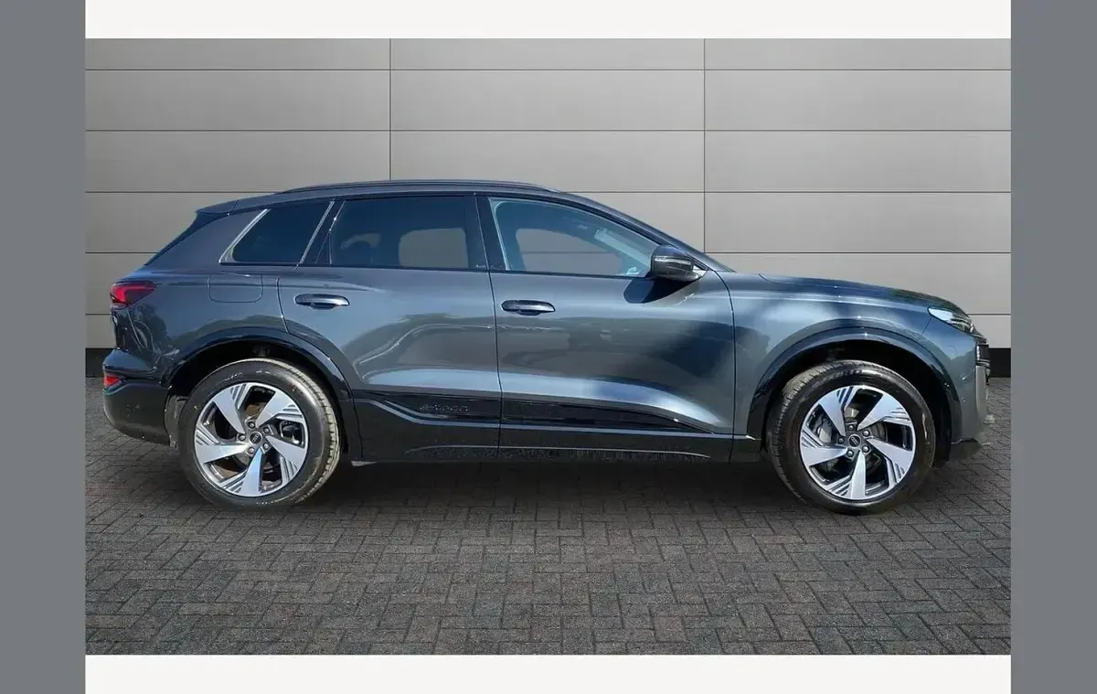 Usado Audi Q6 e-tron S-Line 221 kW (301 CV) 2024 Gris SUV