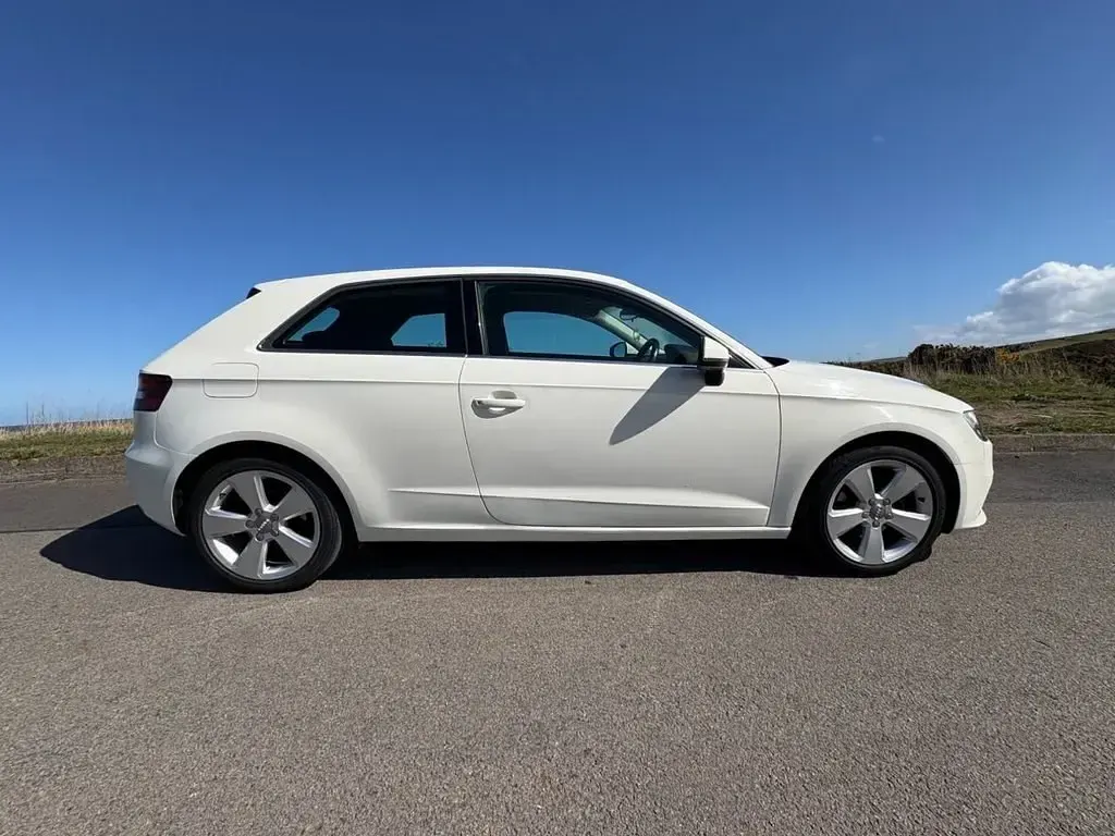 Begagnad Audi A3 Sport 105 HK (77 kW) 2013 Vit Halvkombi
