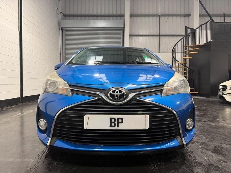 Used Toyota Yaris 99 HP (72 kW) 2015 Blue Hatchback