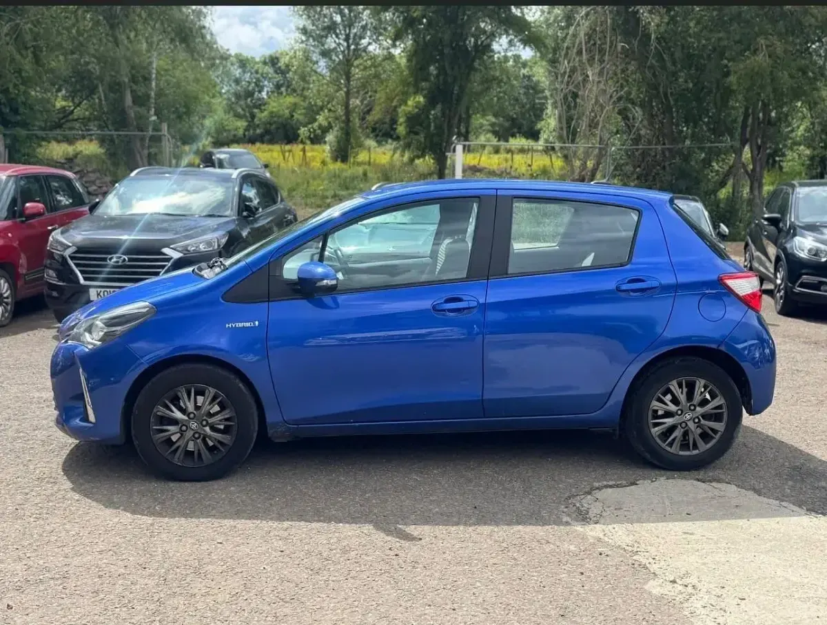 Used Toyota Yaris 100 HP (73 kW) 2018 Blue Hatchback