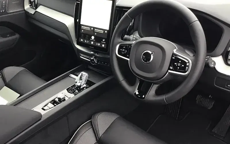 New Volvo XC60 Plus 349 HP (256 kW) 2025 White SUV