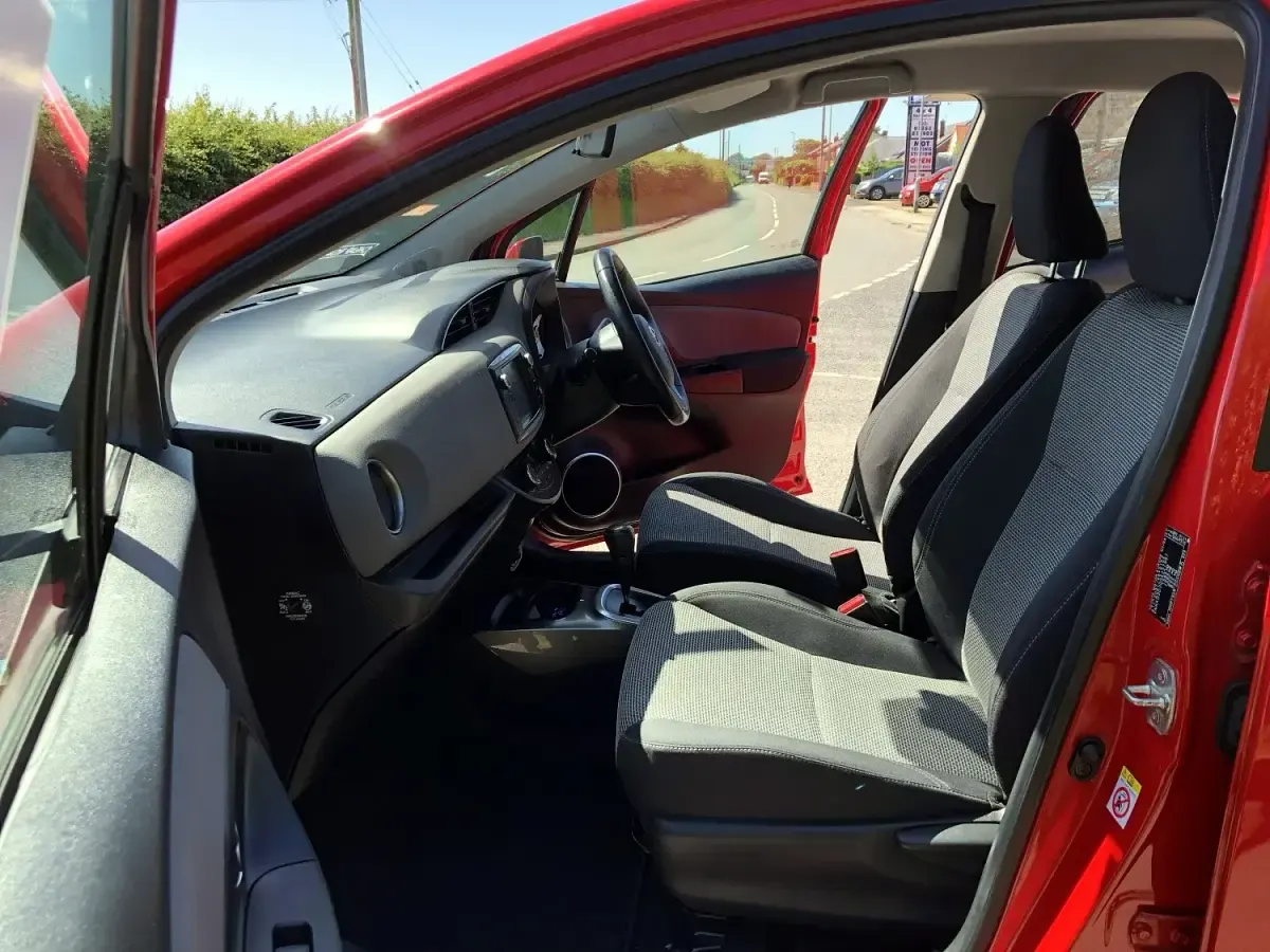 Used Toyota Yaris 101 HP (74 kW) 2016 Red Hatchback
