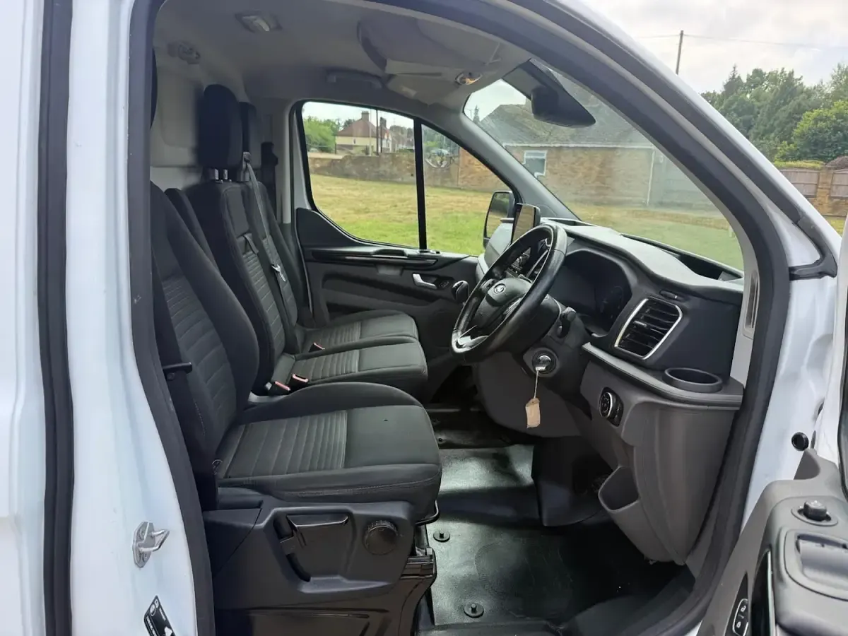 Used Ford Transit Custom Limited 130 HP (95 kW) 2020 White Van